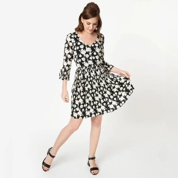 NWT Smak Parlour Lead Like A Girl Fit & Flare V-Neck Pleated Dress - Picture 4 of 15